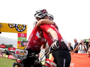 Maja Włoszczowska and Ariane Lüthi took the second place at the first stage of the Absa Cape Epic. 