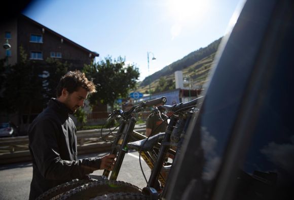 Olivier checking his bike beforehand